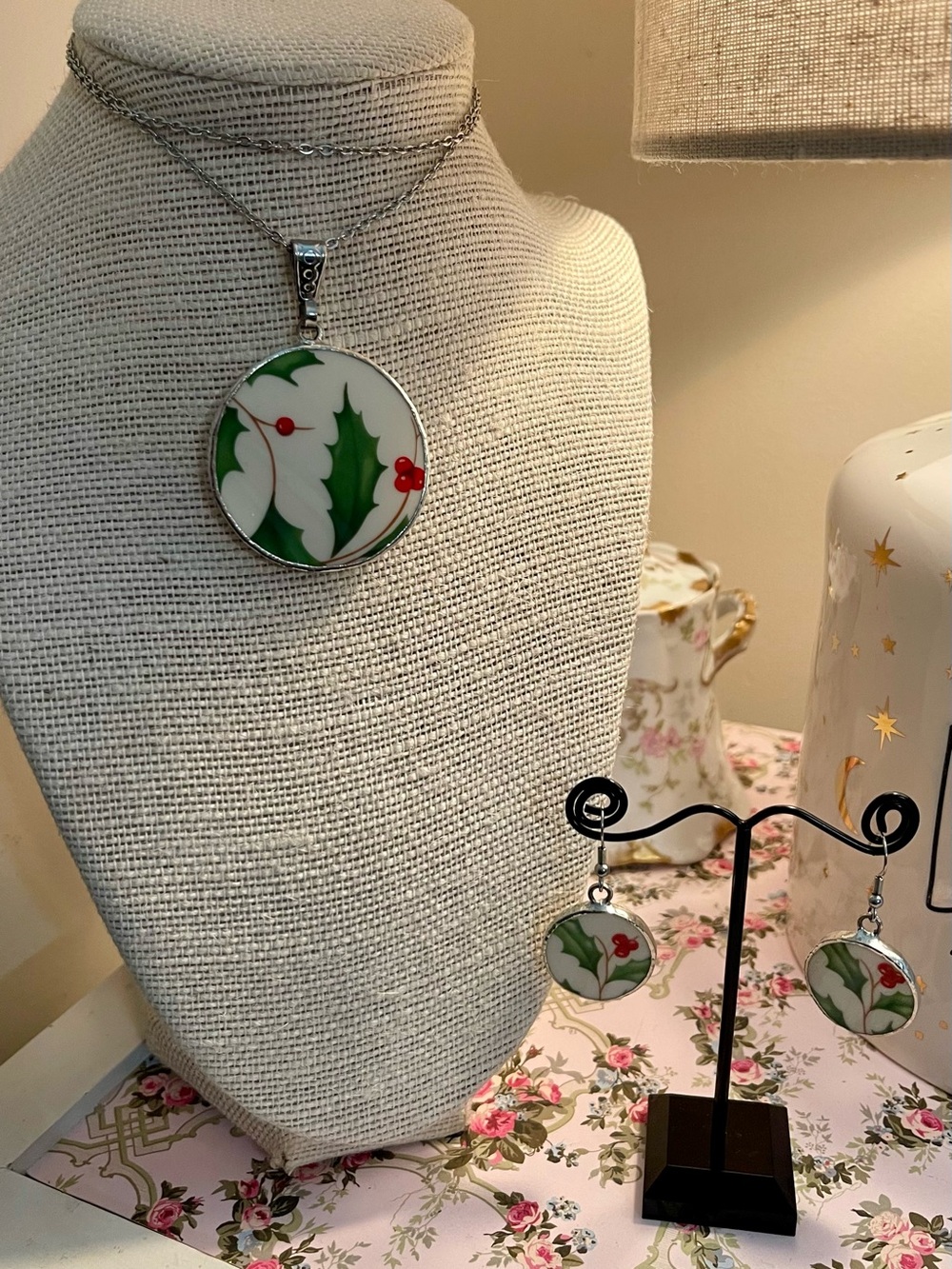 ARTISAN CRAFTED LENOX CHINA Holly Pendant Necklace and Earring Set - Green & Red